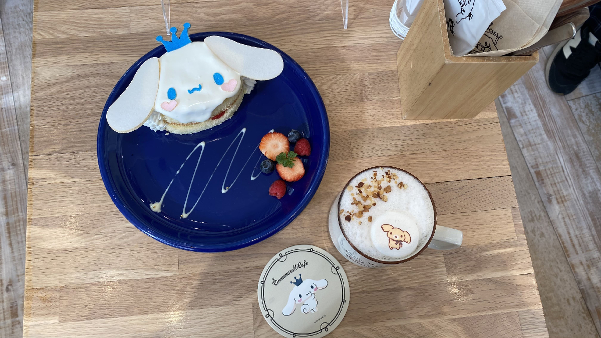 シナモロールカフェケーキとドリンク