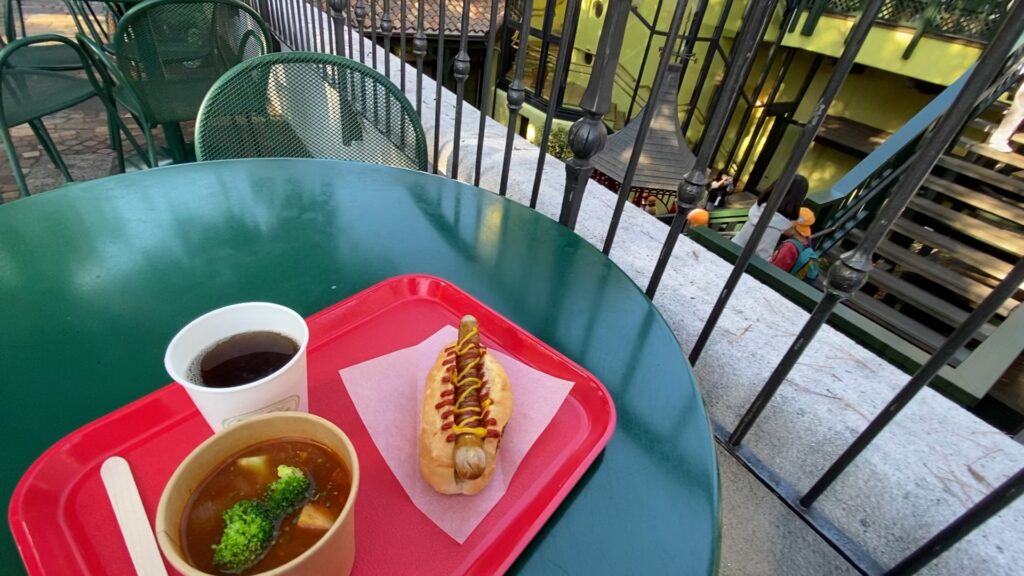 カフェテラス席からパティオが見える